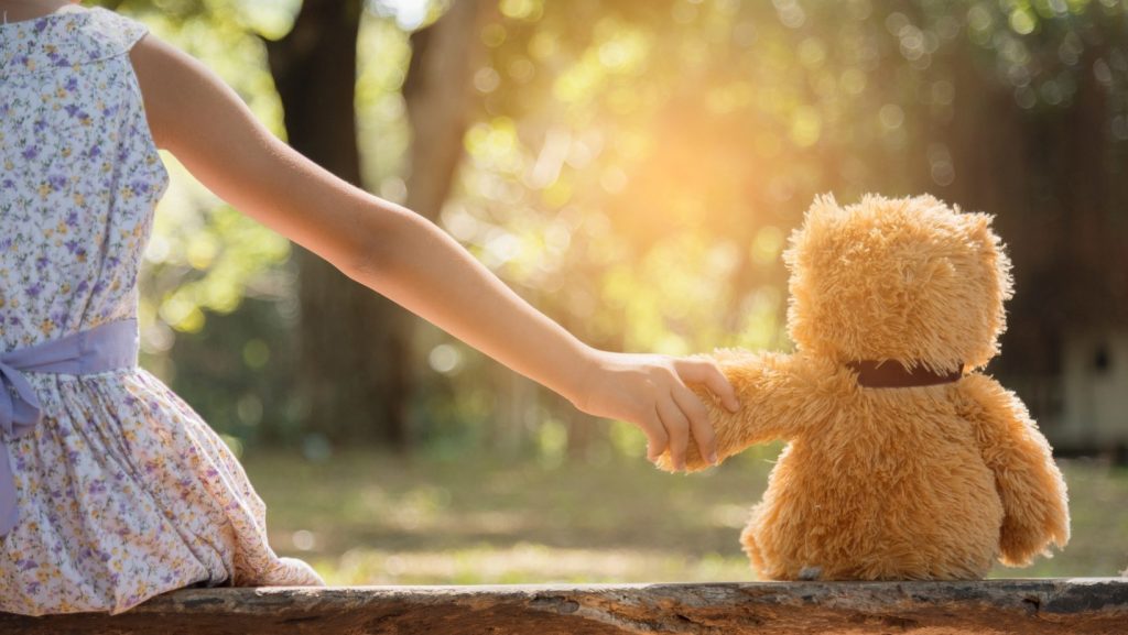 enfant et son doudou
